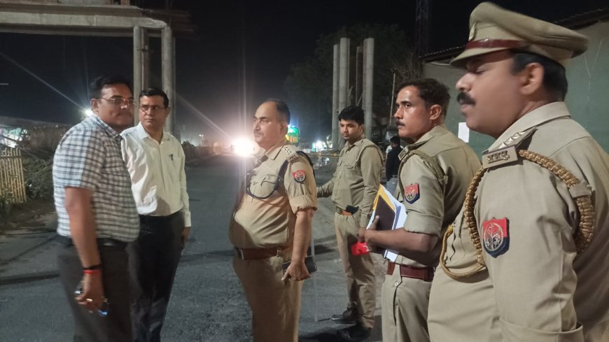 टीम ने ओवरलोड वालू लदे बिना प्रपत्रों के परिवहन करते 8 ट्रकों को पकड़ा
