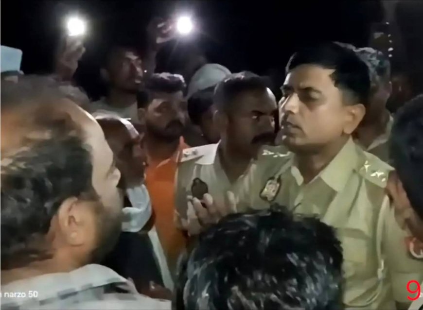 डंपर ने मारी बाइक में टक्कर, चालक की हालत गंभीर ग्रामीणों ने किया रोड जाम