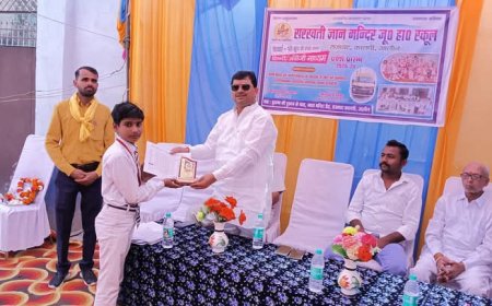 सरस्वती ज्ञान मंदिर स्कूल में छात्र-छात्राओं को वितरित किये गये वार्षिक रिपोर्ट