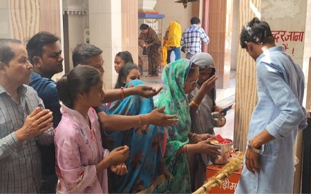 चैत्र नवरात्रि के छठे दिन देवी मंदिरों में भक्तों ने की पूजा अर्चना