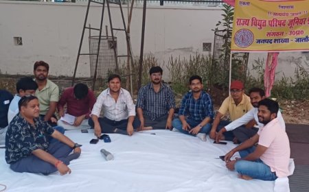 विद्युत विभाग निजीकरण के विरोध में जूनियर इंजीनियर संगठन का धरना