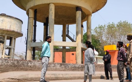 पानी की टँकी सफाई कार्य का एस डी एम ने किया निरीक्षण