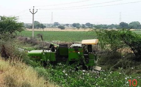 अनियंत्रित होकर पलटा हार्वेस्टर, बाल बाल बचा चालक