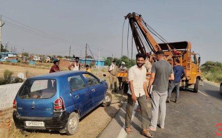 अनियंत्रित होकर पुलिया से टकराई कार, दो घायल