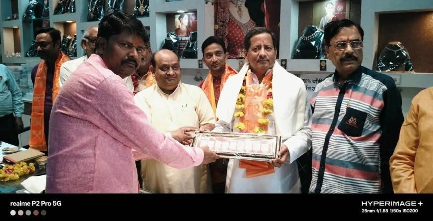 प्रभंजन अग्रवाल ने व्यापार मंडल के क्षेत्रीय संयोजक अशोक राठौर को किया सम्मानित