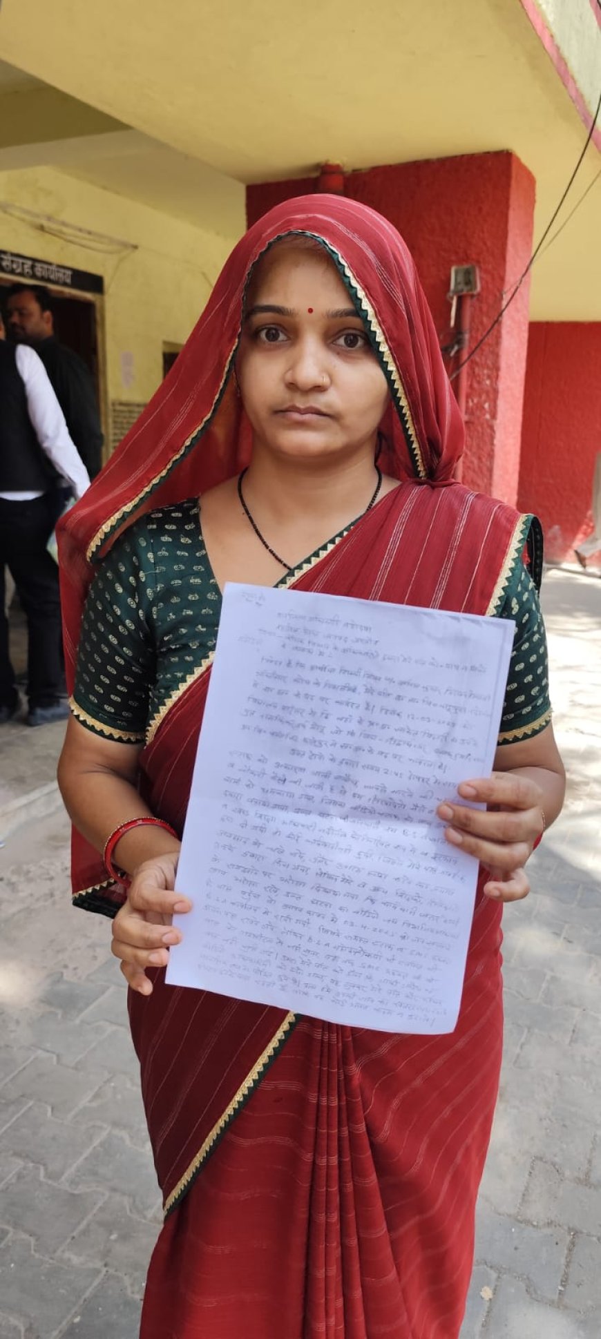 बेसिक शिक्षा बिभाग के अधिकारियों के विरुद्ध एस डी एम से की शिकायत