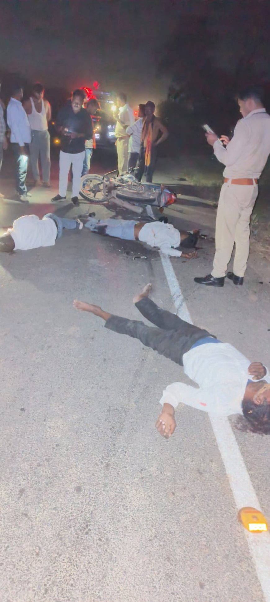 ट्रैक्टर की भीषण टक्कर से बाइक सवार युवक की मौत, 2 घायल