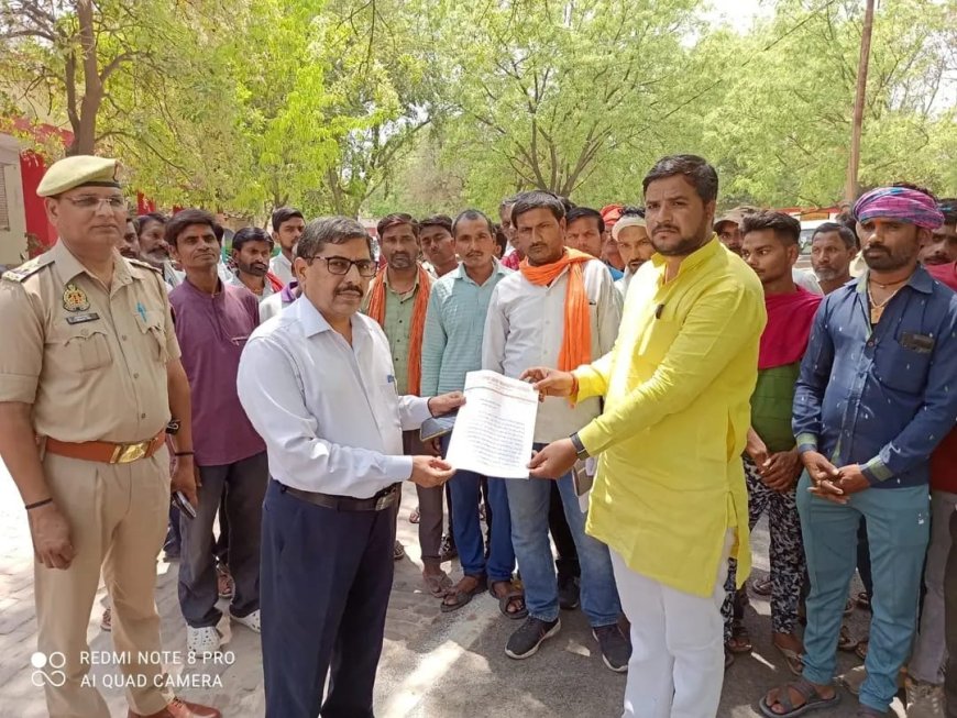 ई-रिक्शा चालकों का नगर पालिका के खिलाफ प्रदर्शन, टैक्स वसूली पर जताया विरोध