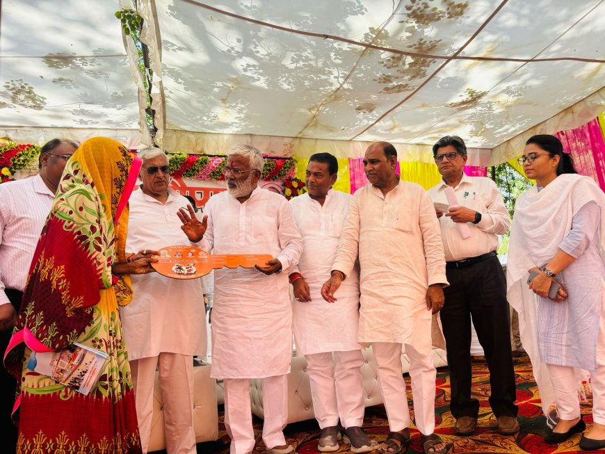 जल संसाधन मंत्री ने प्रधानमंत्री आवास योजना के लाभार्थियों को सौंपी चाबी