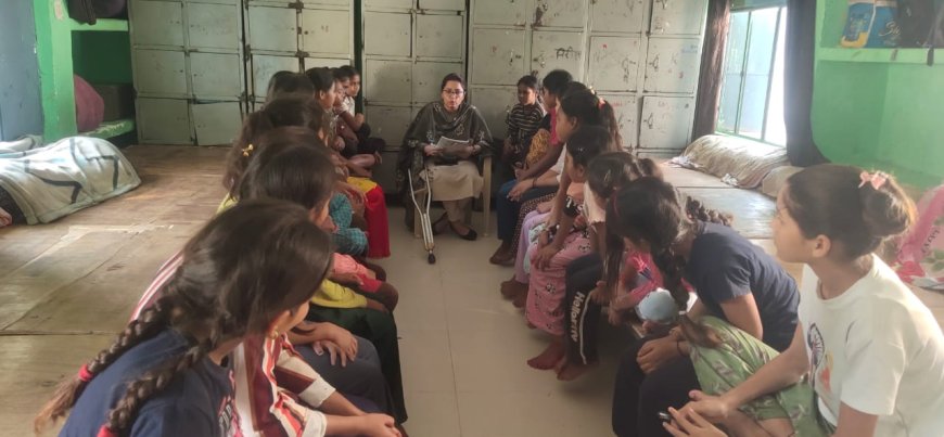 एस डी एम ने कस्तूरबा वालिका विद्यालय का किया निरीक्षण