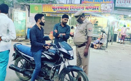 सीओ के नेतृत्व में पुलिस जवानों का फुट मार्च,3 वाइको के ऑनलाइन चालान काटे