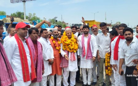 पूर्व अध्यक्ष नरेश उत्तम का सपाईयों ने किया जोरदार स्वागत