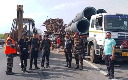 बुंदेलखंड एक्सप्रेसवे पर भीषण हादसा - सड़क किनारे सो रहे लोगों को ट्रक ने कुचला