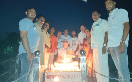 कांग्रेसियों ने शहीद हुए वीर जवानों और निर्दोष नागरिकों को मोमबत्ती जलाकर दी श्रद्धांजलि