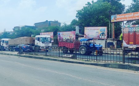 दो डंपरों के आपस में टकराने से नगर में लगा जाम