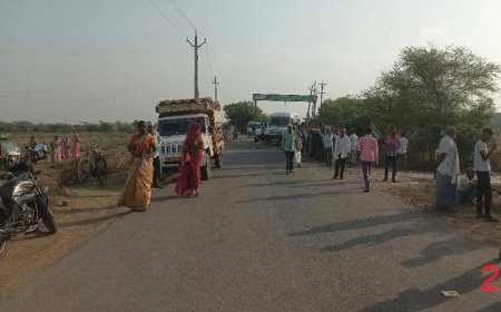 बिजली के खंभे से टकराई ट्रैक्टर-ट्रॉली, चालक की मौके पर मौत