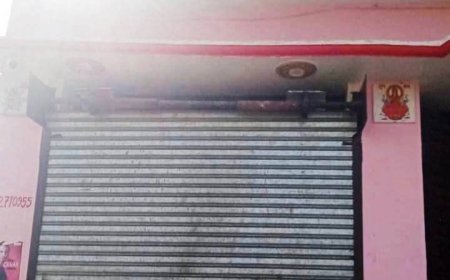 दूसरी दुकान की शराब बेचते पकड़ा गया ठेका, दुकान सील