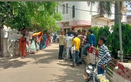 भीषण गर्मी और धूप से परेशान लोग आधार संशोधन  के लिए लगे लाइन में