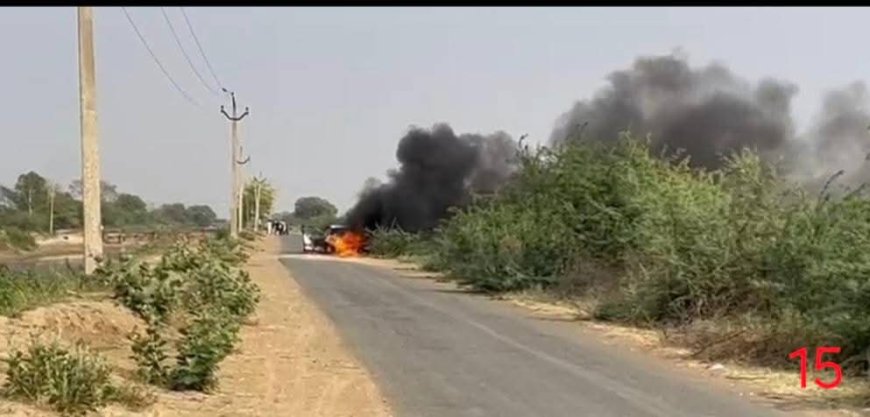 चलती कार बनी आग का गोला, धू धू कर जलकर हुई खाक