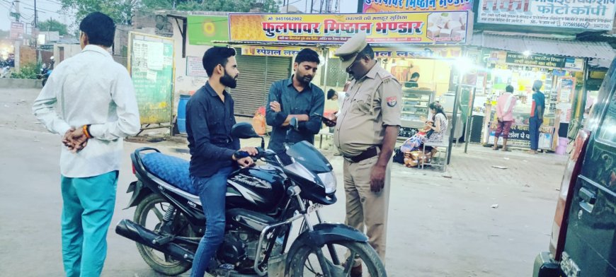 सीओ के नेतृत्व में पुलिस जवानों का फुट मार्च,3 वाइको के ऑनलाइन चालान काटे