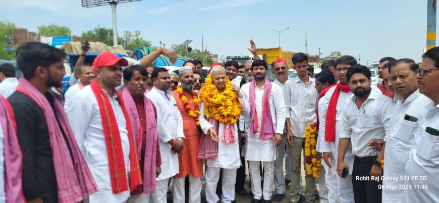 पूर्व अध्यक्ष नरेश उत्तम का सपाईयों ने किया जोरदार स्वागत