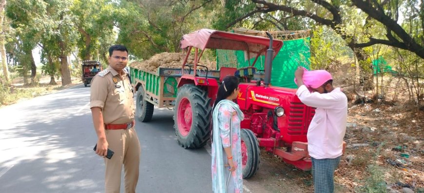 अवैध खनन करते हुए ट्रैक्टरों को एस डी एम ने पकड़ा