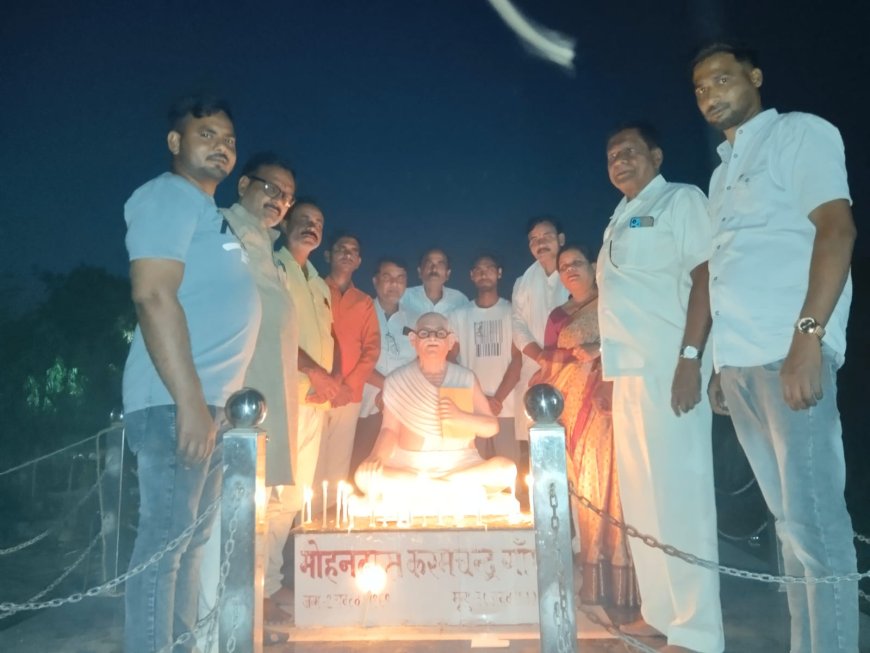 कांग्रेसियों ने शहीद हुए वीर जवानों और निर्दोष नागरिकों को मोमबत्ती जलाकर दी श्रद्धांजलि
