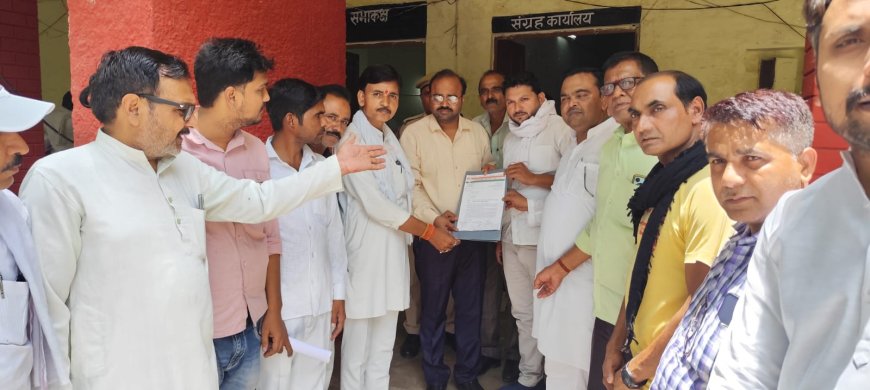 कांग्रेसियों ने मुख्यमंत्री को सम्बोधित एक ज्ञापन एस डी एम को सौंपा