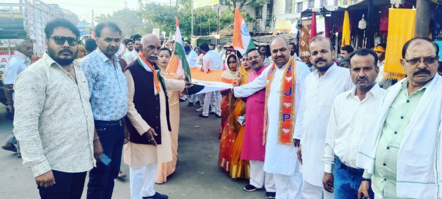 गाजे-बाजे के साथ निकली गई विशाल तिरंगा यात्रा