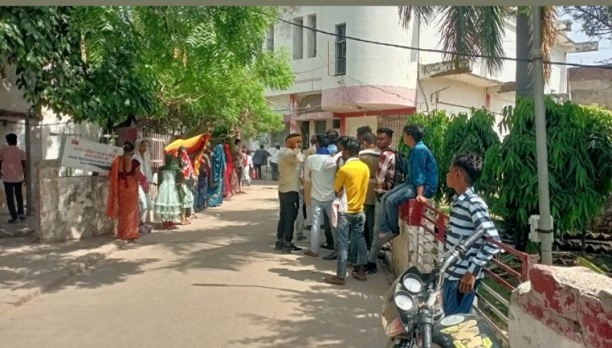 भीषण गर्मी और धूप से परेशान लोग आधार संशोधन के लिए लगे लाइन में