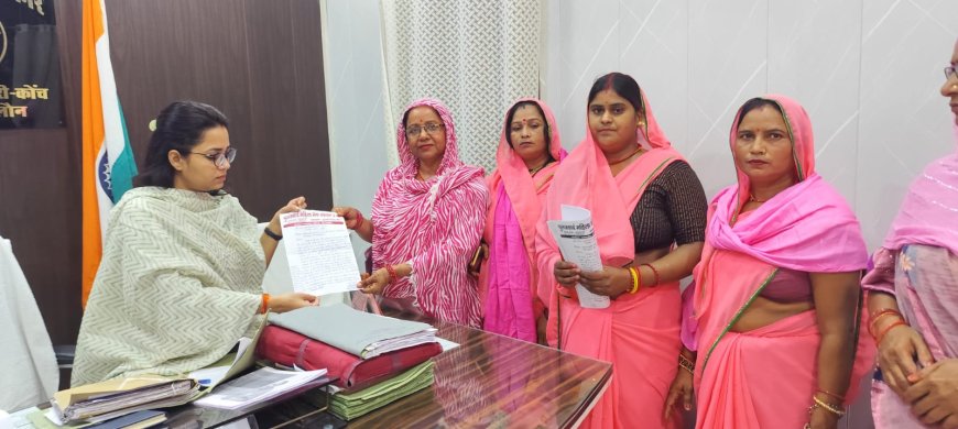 प्रधानमंत्री आवास योजना में देरी पर गुलाबी गिरोह ने एस डी एम को दिया पत्र