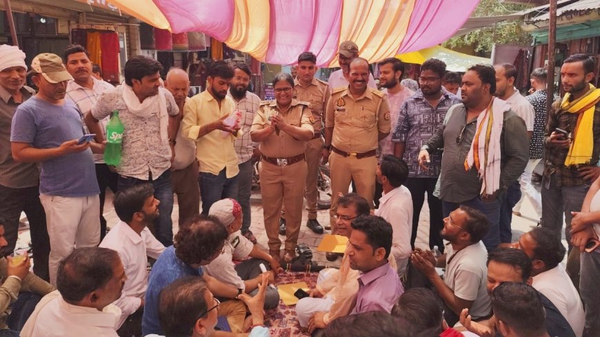 लूटकांड के खुलासा न होने पर व्यापारियों ने दिया धरना
