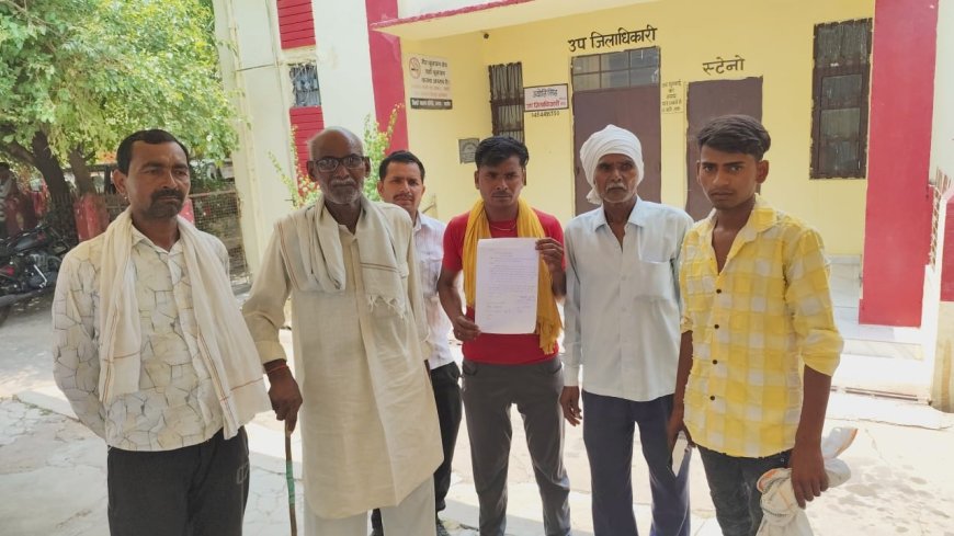 तालाब का गंदा पानी फैलने से आवागमन हुआ बाधित