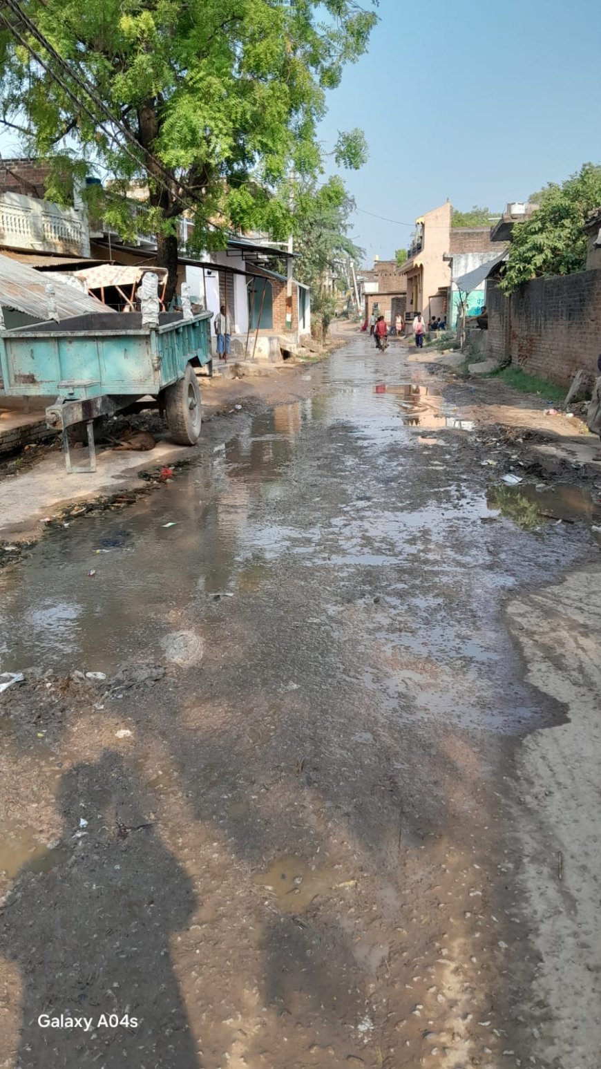 मानव मल युक्त सड़क पर बह रहा बजबजाता गंदा पानी, जिम्मेदार मौन