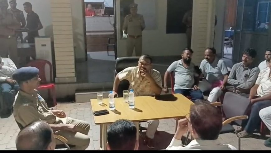 कोतवाली परिसर में देर रात पहुंचे एसपी ने व्यापारियों के साथ बैठक कर स्थापित किया संवाद