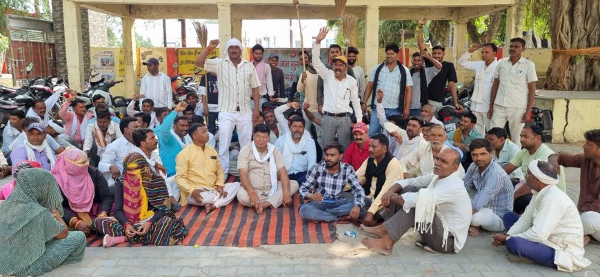 सफाई कर्मचारियों से अभद्रता करने वाले ग्राम विकास अधिकारी के खिलाफ धरने पर बैठे कर्मचारी