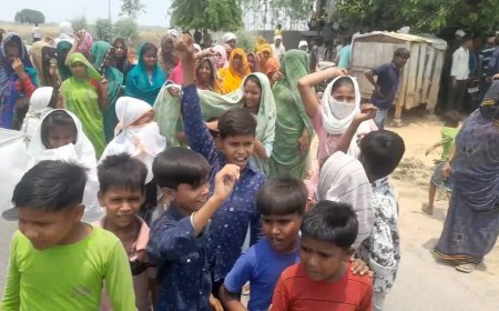 शराब ठेका बंद कराने को महिलाओं ने सड़क पर उतरकर काटा हंगामा