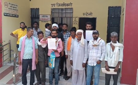 प्रधान व सचिव पर लगाये भ्र्ष्टाचार के आरोप एस डी एम से की शिकायत