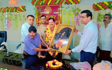 सेवानिवृत होने पर एसडीएम के पेशकार को दी जोरदार विदाई