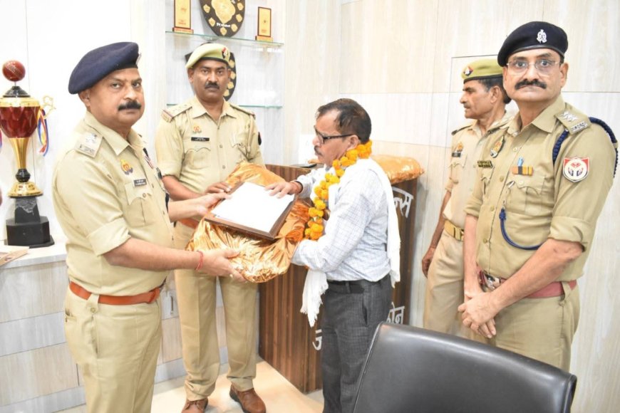 सेवानिवृत  पुलिसकर्मियों को पुलिस अधीक्षक ने दी भावभीनी विदाई
