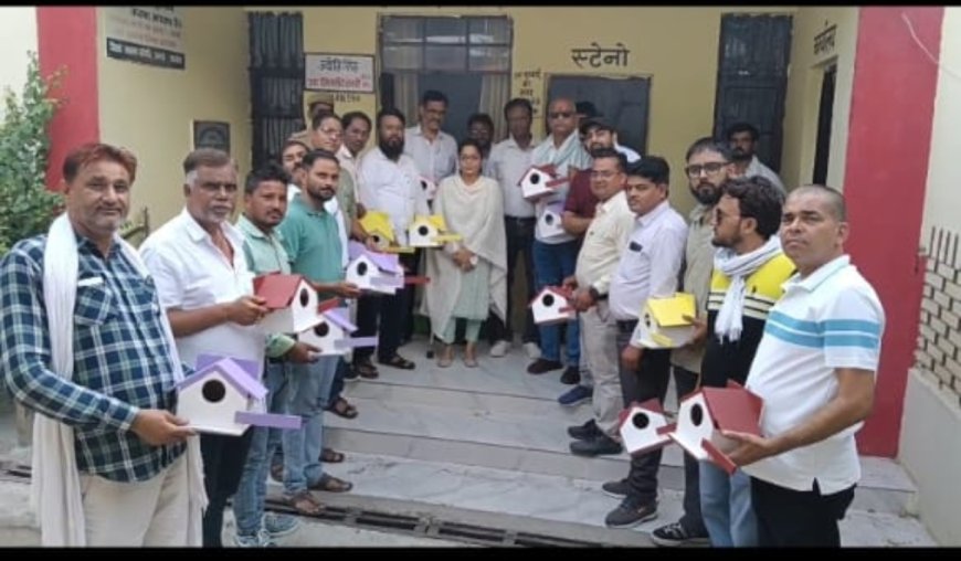 एसडीएम ने गौरैया संरक्षण हेतु पत्रकारों को बांटे घरौंदा