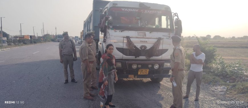 अवैध परिवहन करने पर एस डी एम ने पकड़े दो ट्रक