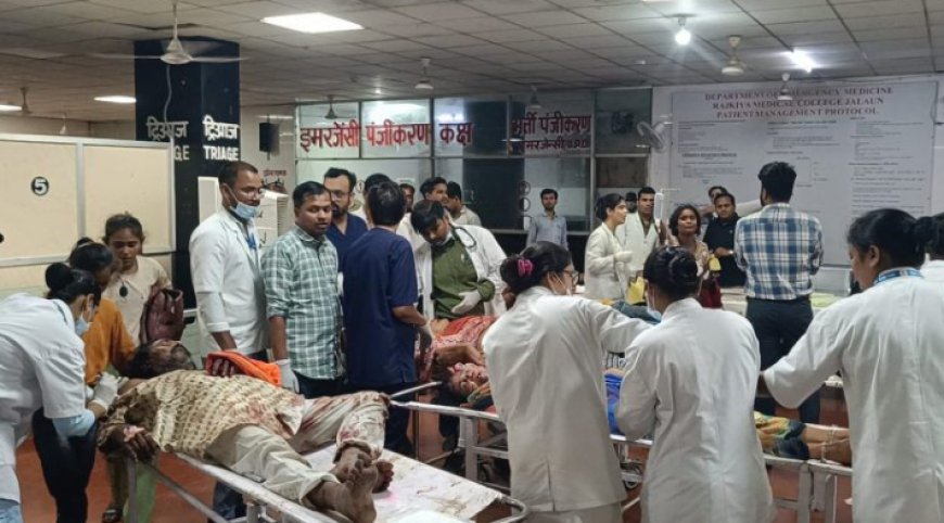 हाइवे पर खड़े ट्रक से टकराई श्रद्धालुओं से भरी मैजिक,एक दर्जन से अधिक घायल