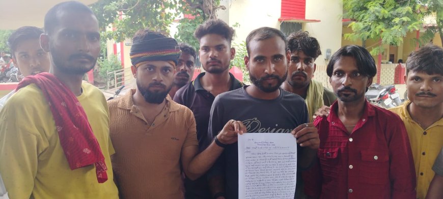 शादी विवाह में कार्यं करने वाले मजदूरों ने मजदूरी के पैसे न देने का हलवाई पर लगाया आरोप