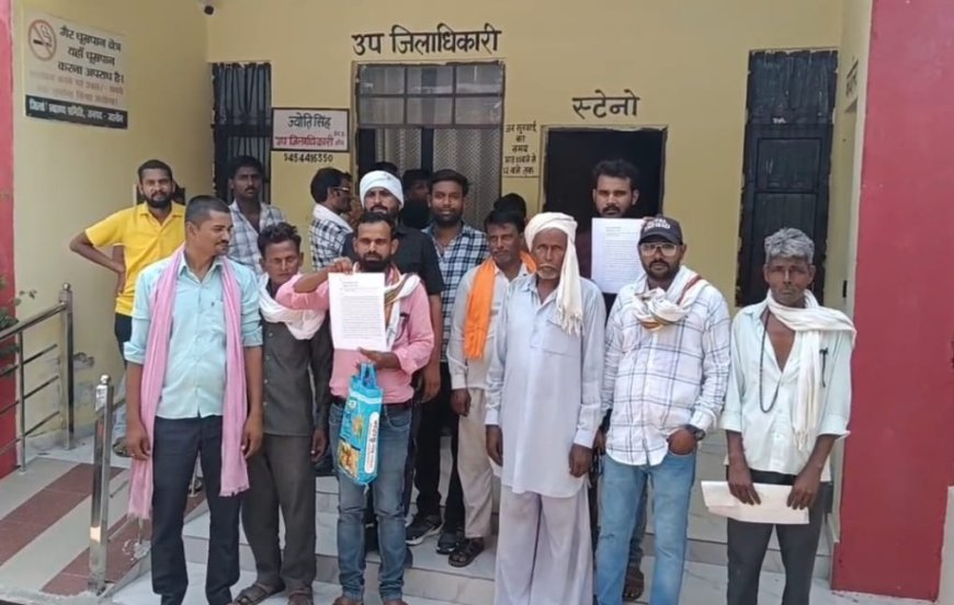 प्रधान व सचिव पर लगाये भ्र्ष्टाचार के आरोप एस डी एम से की शिकायत