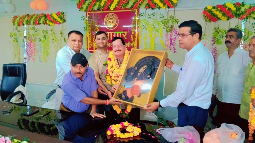 सेवानिवृत होने पर एसडीएम के पेशकार को दी जोरदार विदाई