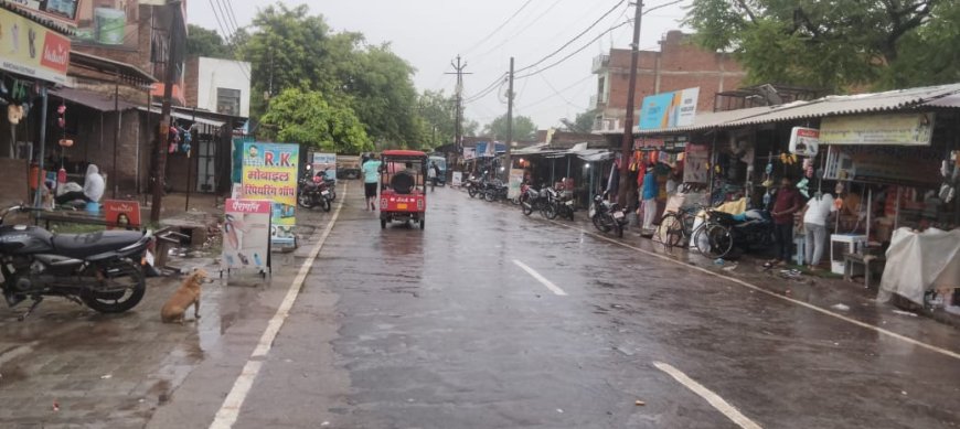 रिमझिम बारिश से बाजारों में चहलकदमी हुई कम, मौसम हुआ सुहावना