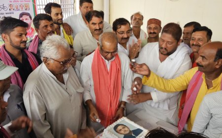 सपा सुप्रीमो अखिलेश यादव का सफाईयों ने मनाया 52 मां जन्म दिवस