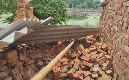 बारिश व तेज हवा के चलते भरभराकर गिरा टीन शेड दबे परिवारीजन