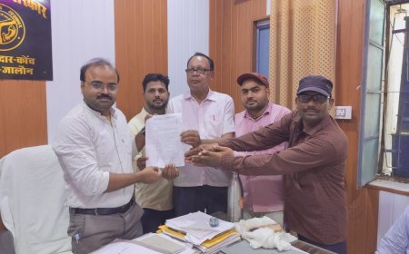 जिलाधिकारी के उत्पीड़न से लेखपाल की हुई मौत धरने पर बैठा संघ